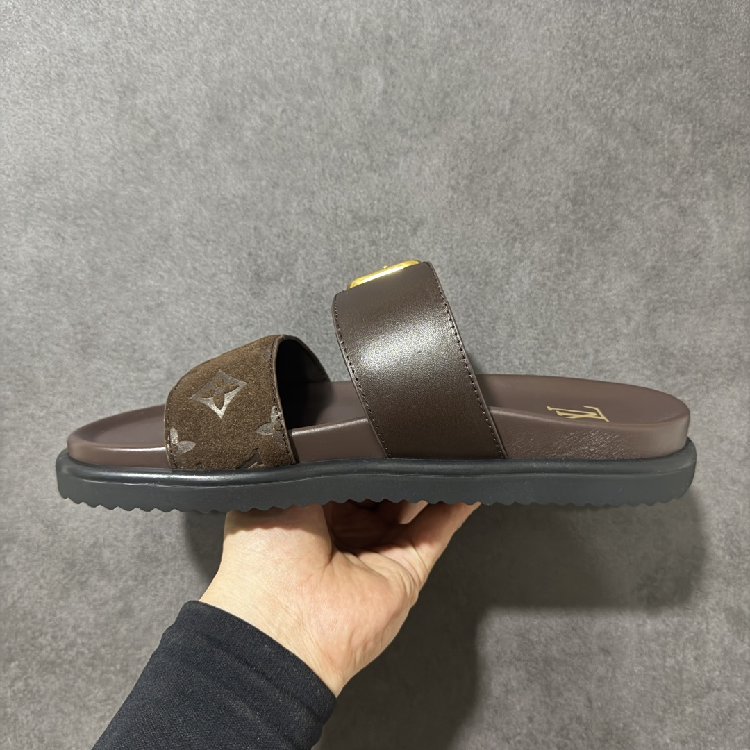图片[2]-【莞产礼盒版】LOUIS VUITTON 路易威登LV 2026ss最新春夏款 LOUIS VUITTON Venice 小牛皮 圆头搭扣 穆勒鞋 一字拖鞋 男款 圆头套脚凉鞋 室内外穿着皆宜。纯牛皮材质，鞋面受专水台高密度发泡材质，轻盈舒适，鞋底厚度3.5cm 上脚超显腿长 尺码：39 40 41 42 43 44 45 46-选品中心