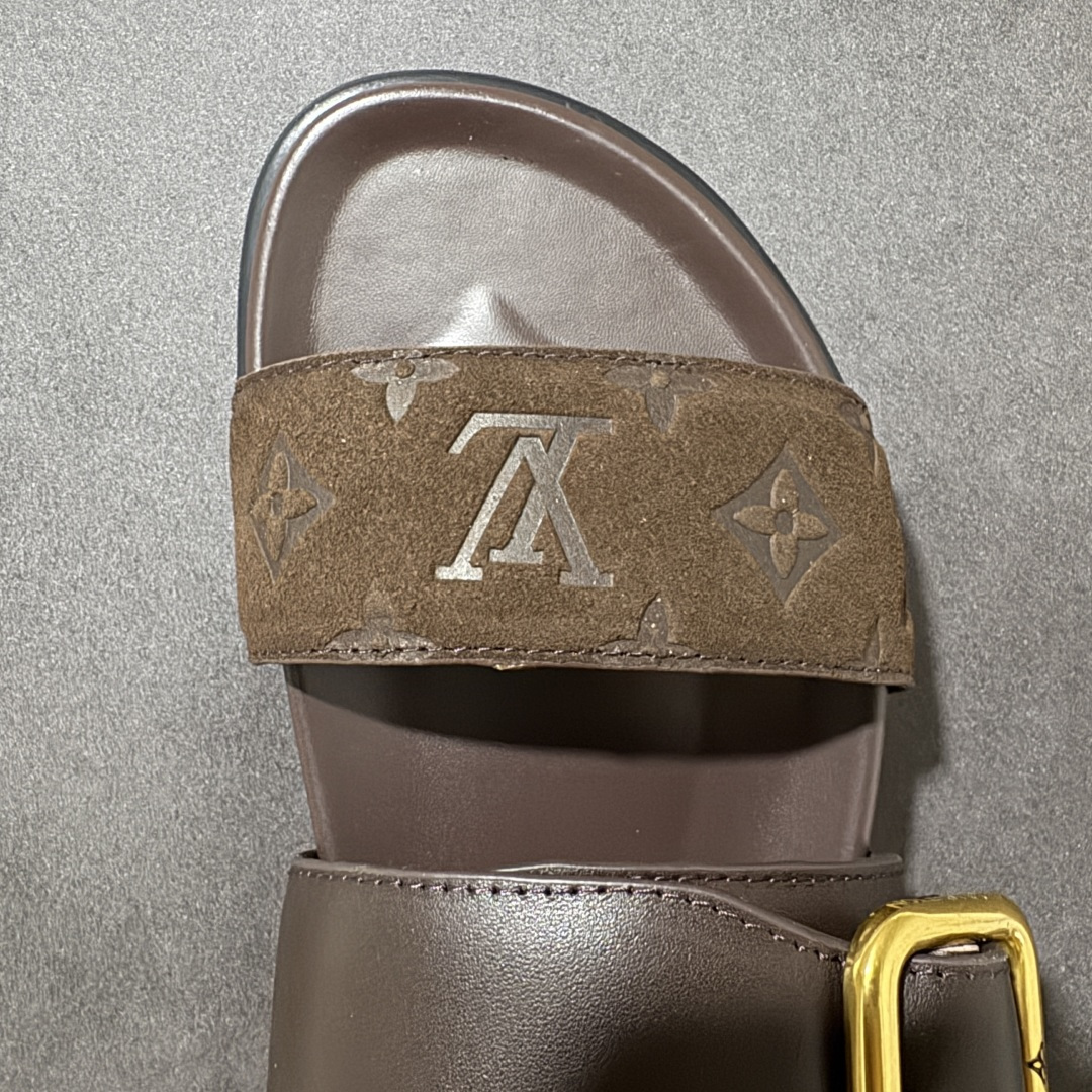图片[8]-【莞产礼盒版】LOUIS VUITTON 路易威登LV 2026ss最新春夏款 LOUIS VUITTON Venice 小牛皮 圆头搭扣 穆勒鞋 一字拖鞋 男款 圆头套脚凉鞋 室内外穿着皆宜。纯牛皮材质，鞋面受专水台高密度发泡材质，轻盈舒适，鞋底厚度3.5cm 上脚超显腿长 尺码：39 40 41 42 43 44 45 46-选品中心