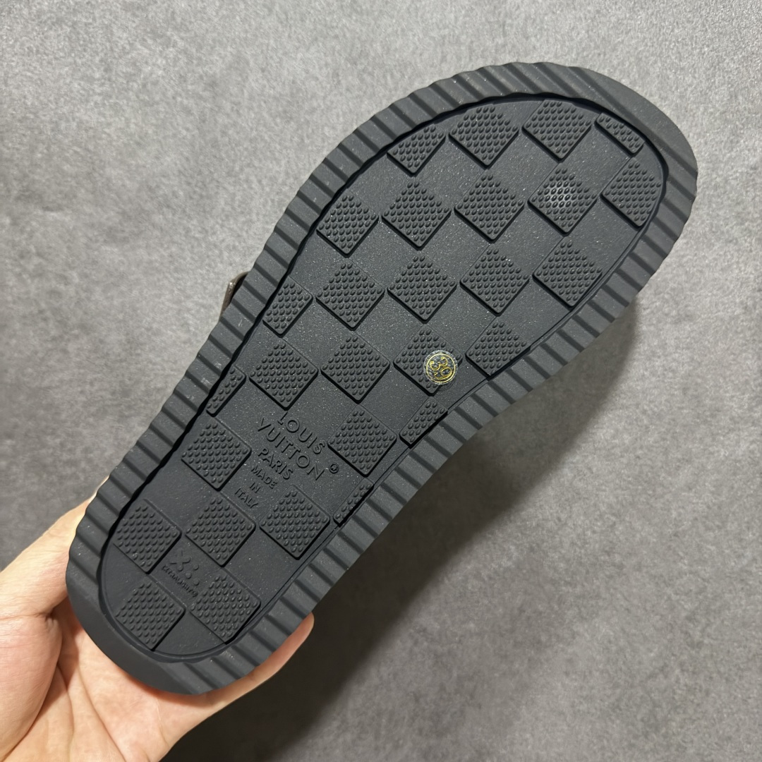 图片[9]-【莞产礼盒版】LOUIS VUITTON 路易威登LV 2026ss最新春夏款 LOUIS VUITTON Venice 小牛皮 圆头搭扣 穆勒鞋 一字拖鞋 男款 圆头套脚凉鞋 室内外穿着皆宜。纯牛皮材质，鞋面受专水台高密度发泡材质，轻盈舒适，鞋底厚度3.5cm 上脚超显腿长 尺码：39 40 41 42 43 44 45 46-选品中心