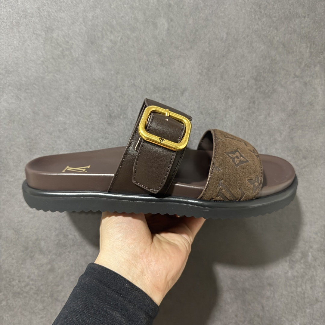 【莞产礼盒版】LOUIS VUITTON 路易威登LV 2026ss最新春夏款 LOUIS VUITTON Venice 小牛皮 圆头搭扣 穆勒鞋 一字拖鞋 男款 圆头套脚凉鞋 室内外穿着皆宜。纯牛皮材质，鞋面受专水台高密度发泡材质，轻盈舒适，鞋底厚度3.5cm 上脚超显腿长 尺码：39 40 41 42 43 44 45 46-选品中心