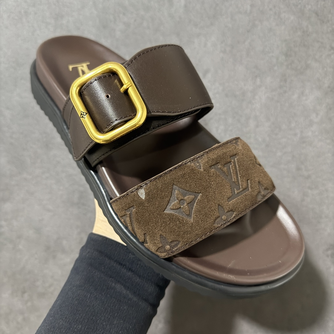 图片[3]-【莞产礼盒版】LOUIS VUITTON 路易威登LV 2026ss最新春夏款 LOUIS VUITTON Venice 小牛皮 圆头搭扣 穆勒鞋 一字拖鞋 男款 圆头套脚凉鞋 室内外穿着皆宜。纯牛皮材质，鞋面受专水台高密度发泡材质，轻盈舒适，鞋底厚度3.5cm 上脚超显腿长 尺码：39 40 41 42 43 44 45 46-选品中心