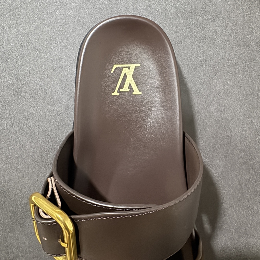图片[7]-【莞产礼盒版】LOUIS VUITTON 路易威登LV 2026ss最新春夏款 LOUIS VUITTON Venice 小牛皮 圆头搭扣 穆勒鞋 一字拖鞋 男款 圆头套脚凉鞋 室内外穿着皆宜。纯牛皮材质，鞋面受专水台高密度发泡材质，轻盈舒适，鞋底厚度3.5cm 上脚超显腿长 尺码：39 40 41 42 43 44 45 46-选品中心