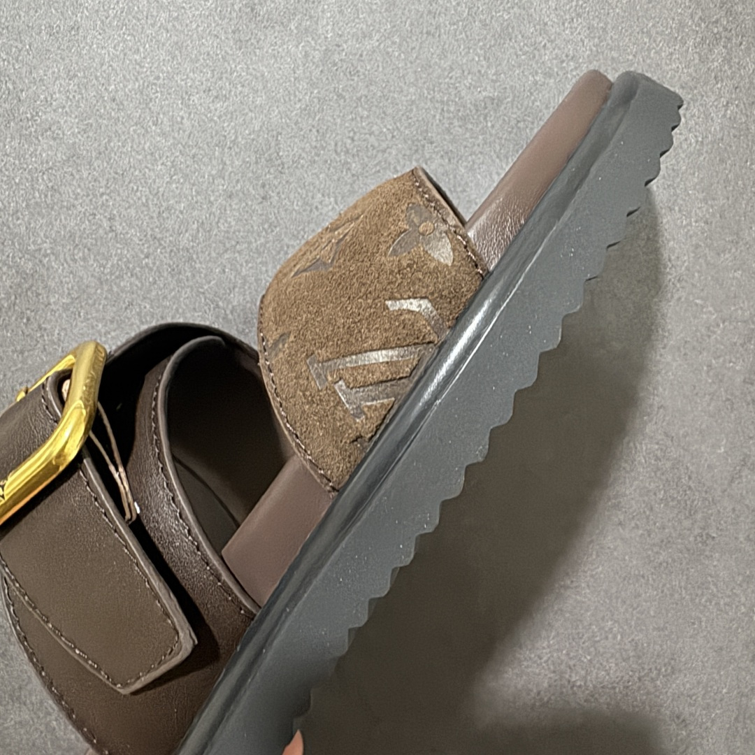 图片[5]-【莞产礼盒版】LOUIS VUITTON 路易威登LV 2026ss最新春夏款 LOUIS VUITTON Venice 小牛皮 圆头搭扣 穆勒鞋 一字拖鞋 男款 圆头套脚凉鞋 室内外穿着皆宜。纯牛皮材质，鞋面受专水台高密度发泡材质，轻盈舒适，鞋底厚度3.5cm 上脚超显腿长 尺码：39 40 41 42 43 44 45 46-选品中心
