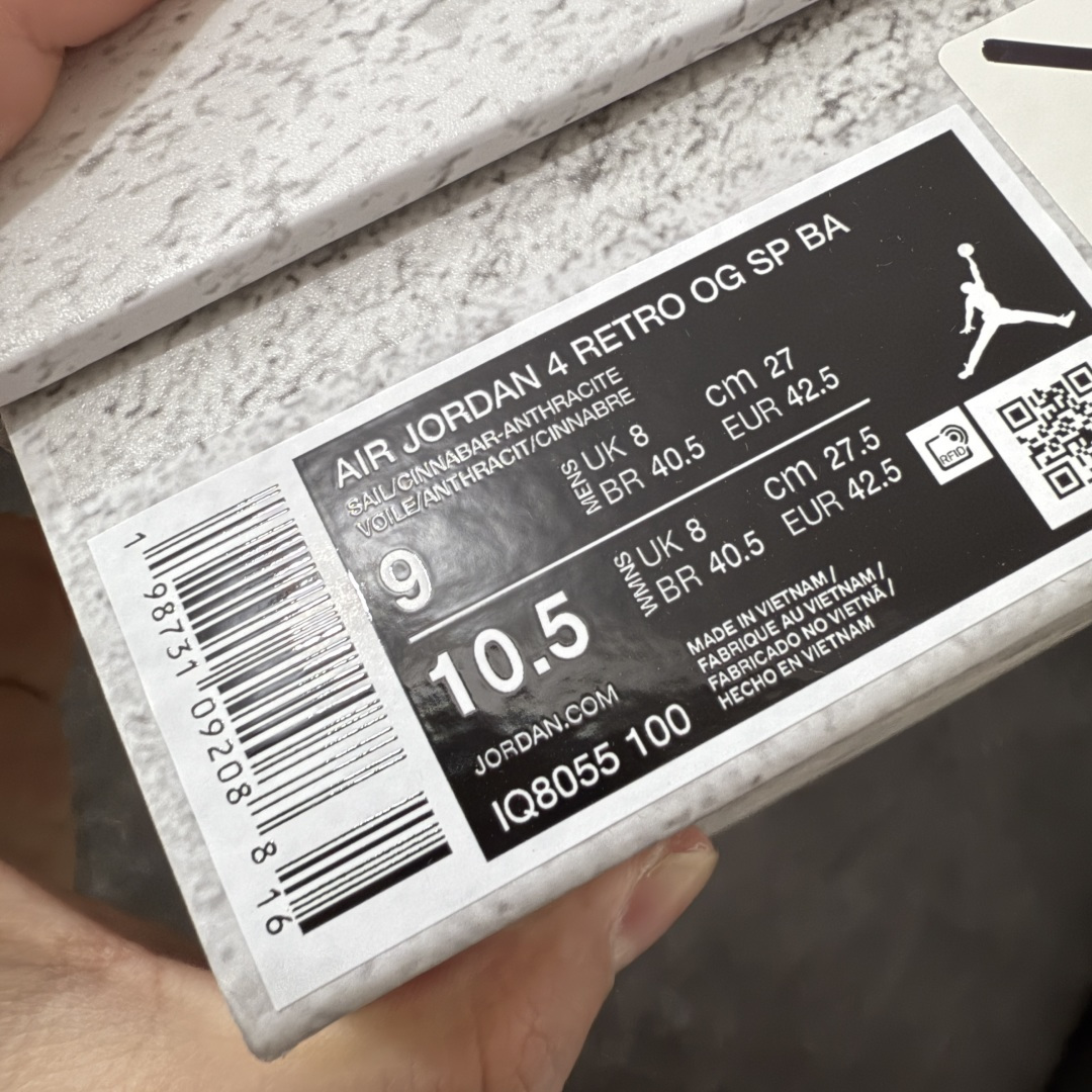 图片[11]-【OV纯原版】 Air Jordan × Nigel Sylvester Air Jordan AJ4 联名\”Brick After Brick\” 白红 白砖 货号：IQ8055-100 第一梯队最新批次 细节多次校对改良 接近完美 细节达到可过鉴定标准 耗时半年巨作 全套原纸板楦头开发 原厂特供皮料加持 确保原汁原味 完美呈现四代版型 一比一鞋头弧度高度鞋身弧度 数据细节工艺流程均保持原鞋一致 原厂TPU网格鞋带扣 正确内里网布 菱角分明不变形无多余毛边 柔软性质感一致于原鞋 原厂织唛标 原厂飞人电绣工艺 尾指中部跳三针 独家绑鞋带手法 印刷中底布 四线拉帮 米色美纹纸贴合固定 进口港宝加持 后跟自然饱满 全鞋荧光划线卡点 追求极致完美 每一双都是工艺品 多重QC质检 超越公司货的品控标准 实实在在的免检产品 尺码：40-48.5-选品中心