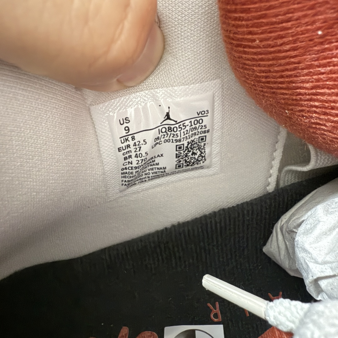 图片[8]-【OV纯原版】 Air Jordan × Nigel Sylvester Air Jordan AJ4 联名\”Brick After Brick\” 白红 白砖 货号：IQ8055-100 第一梯队最新批次 细节多次校对改良 接近完美 细节达到可过鉴定标准 耗时半年巨作 全套原纸板楦头开发 原厂特供皮料加持 确保原汁原味 完美呈现四代版型 一比一鞋头弧度高度鞋身弧度 数据细节工艺流程均保持原鞋一致 原厂TPU网格鞋带扣 正确内里网布 菱角分明不变形无多余毛边 柔软性质感一致于原鞋 原厂织唛标 原厂飞人电绣工艺 尾指中部跳三针 独家绑鞋带手法 印刷中底布 四线拉帮 米色美纹纸贴合固定 进口港宝加持 后跟自然饱满 全鞋荧光划线卡点 追求极致完美 每一双都是工艺品 多重QC质检 超越公司货的品控标准 实实在在的免检产品 尺码：40-48.5-选品中心