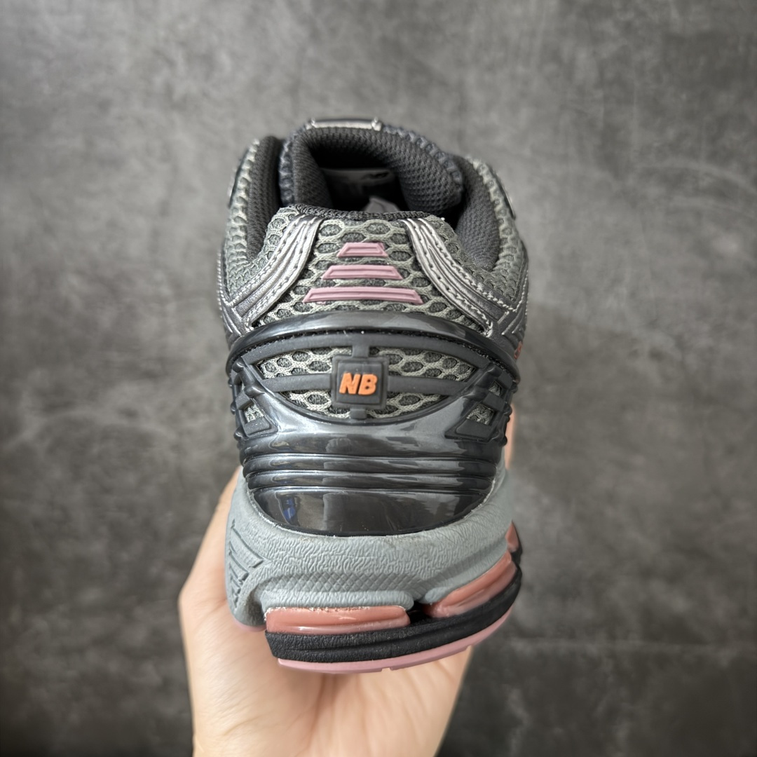 图片[4]-【纯原版】NB新百伦New Balance NB1906 U190629R系列复古老爹风休闲运动慢跑鞋 采用轻质牛剖革拼接透气网眼衬垫织物鞋面材质#T-Beam大底提供足步弓支撑，保持步态稳定#后跟搭载外露缓震胶 鞋身整体以各种深浅不一的灰色覆盖，鞋头以淡蓝色调装饰，网眼衬垫通过不规律的色块实现做旧的美感，泛黄的鞋底更是进一步增添了复古气息。 尺码：36 37 37.5 38 38.5 39.5 40 40.5 41.5 42 42.5 43 44 45 46.5-选品中心