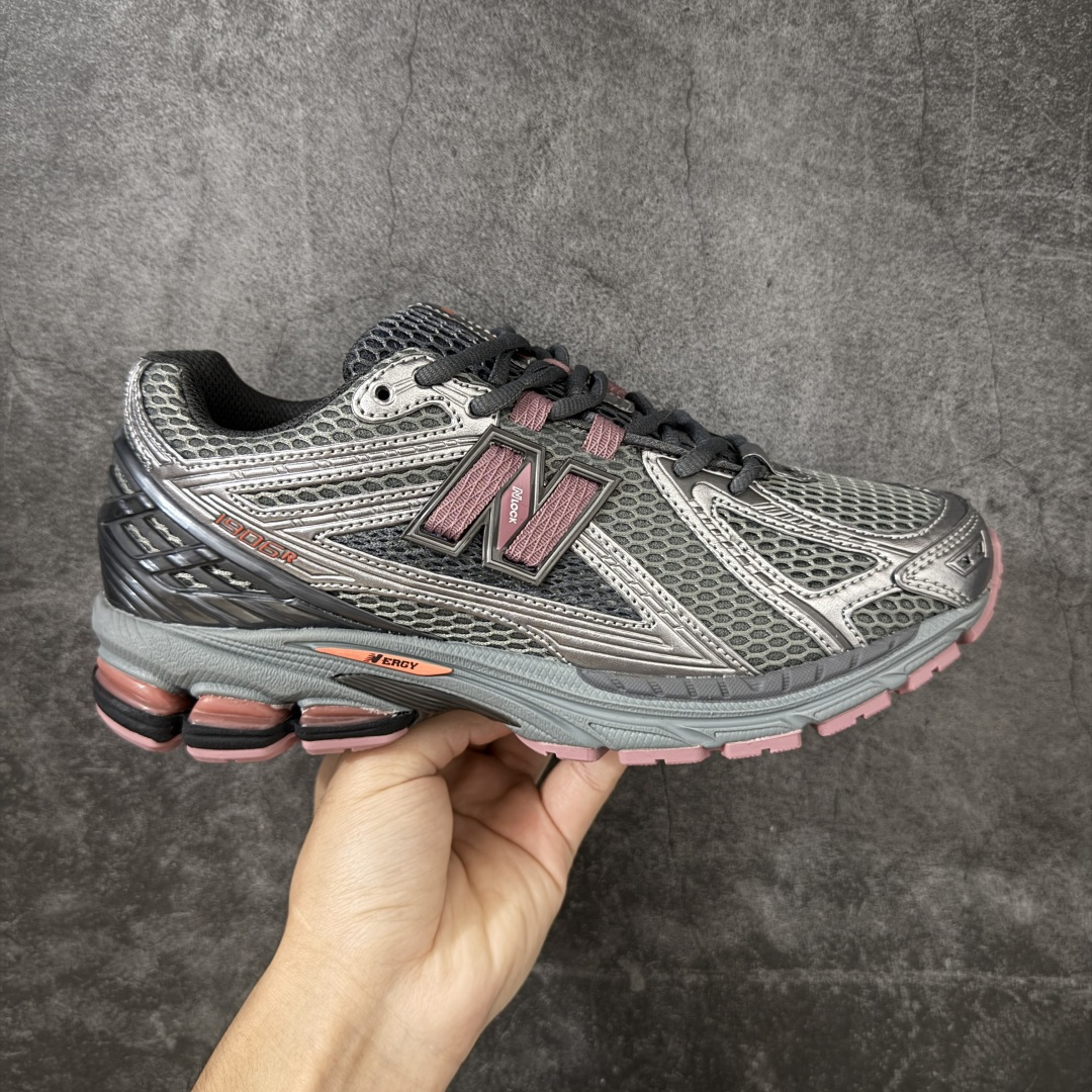 【纯原版】NB新百伦New Balance NB1906 U190629R系列复古老爹风休闲运动慢跑鞋 采用轻质牛剖革拼接透气网眼衬垫织物鞋面材质#T-Beam大底提供足步弓支撑,保持步态稳定#后跟搭载外露缓震胶 鞋身整体以各种深浅不一的灰色覆盖,鞋头以淡蓝色调装饰,网眼衬垫通过不规律的色块实现做旧的美感,泛黄的鞋底更是进一步增添了复古气息。 尺码:36 37 37.5 38 38.5 39.5 40 40.5 41.5 42 42.5 43 44 45 46.5-选品中心