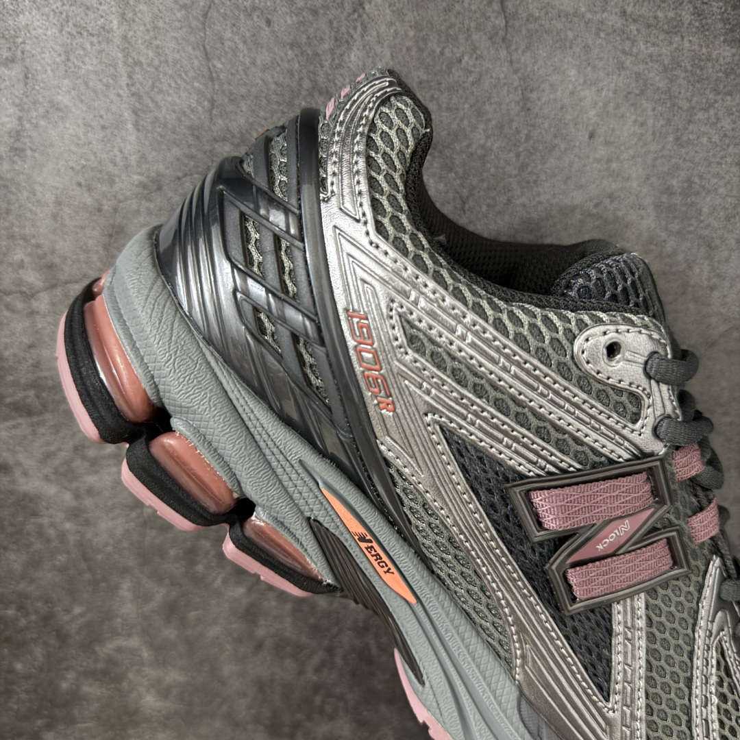 图片[7]-【纯原版】NB新百伦New Balance NB1906 U190629R系列复古老爹风休闲运动慢跑鞋 采用轻质牛剖革拼接透气网眼衬垫织物鞋面材质#T-Beam大底提供足步弓支撑，保持步态稳定#后跟搭载外露缓震胶 鞋身整体以各种深浅不一的灰色覆盖，鞋头以淡蓝色调装饰，网眼衬垫通过不规律的色块实现做旧的美感，泛黄的鞋底更是进一步增添了复古气息。 尺码：36 37 37.5 38 38.5 39.5 40 40.5 41.5 42 42.5 43 44 45 46.5-选品中心