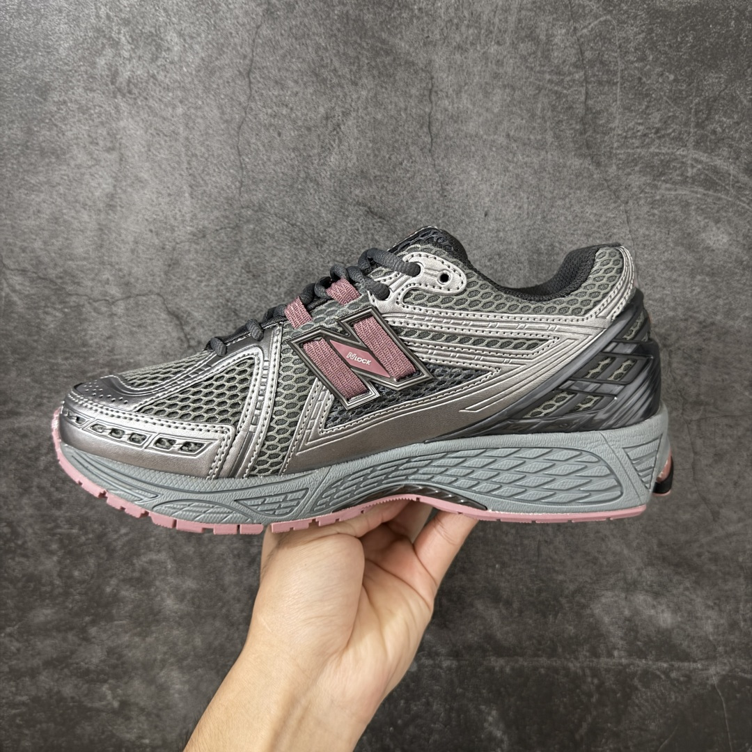 图片[2]-【纯原版】NB新百伦New Balance NB1906 U190629R系列复古老爹风休闲运动慢跑鞋 采用轻质牛剖革拼接透气网眼衬垫织物鞋面材质#T-Beam大底提供足步弓支撑，保持步态稳定#后跟搭载外露缓震胶 鞋身整体以各种深浅不一的灰色覆盖，鞋头以淡蓝色调装饰，网眼衬垫通过不规律的色块实现做旧的美感，泛黄的鞋底更是进一步增添了复古气息。 尺码：36 37 37.5 38 38.5 39.5 40 40.5 41.5 42 42.5 43 44 45 46.5-选品中心