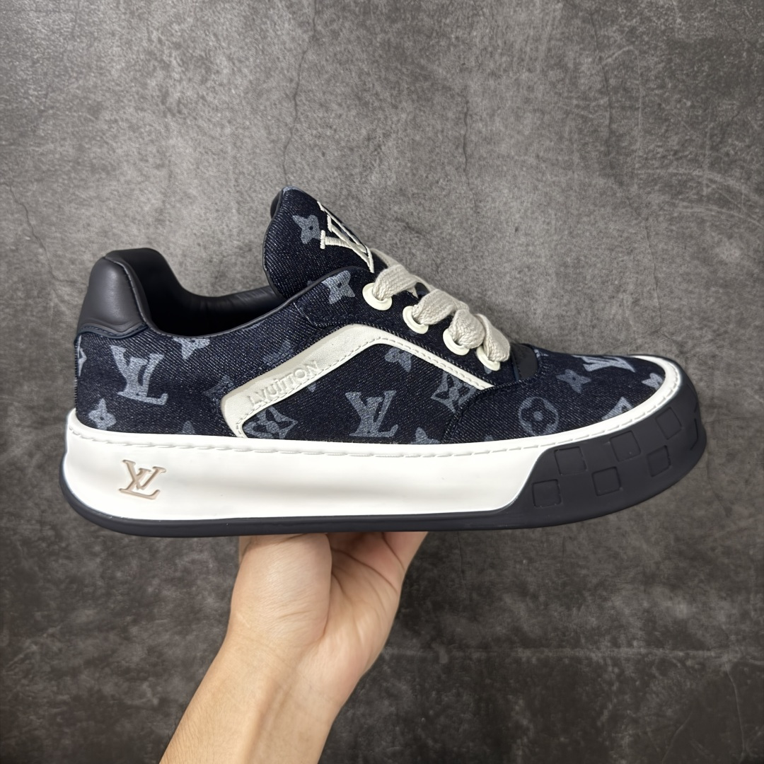 【广东礼盒版】LOUIS VUITTON Tilted 系列 LV饼干鞋|2026 早春全新上架 LV 路易威登 Tilted Low Sneakers 倾斜系列低帮复古休闲运动板鞋 男鞋|广东原产|市售顶级版本 ✦ 升级原楦型开发纸版,鞋型更立体更正 ✦ Monogram 丹宁布鞋面,质感高级耐看 ✦ 鞋垫嵌入EVA软脚感物料,回弹舒适 ✦ 后跟耐弯折滴塑支撑片,稳定不塌 ✦ 全新开发TPR光泽组合隔色鞋底 ✦ LV组合 TPU 生胶底结构,行走稳、耐磨强 ✦ 原版购入开发 ✦ 厚实抽屉式礼品鞋盒 ✦ 原装包装说明书+防尘布袋 ✦ 附送官方快递加固牛皮纸外盒 法国巴黎百年奢侈品牌 LOUIS VUITTON 路易威登 尺码:39 40 41 42 43 44 45-选品中心