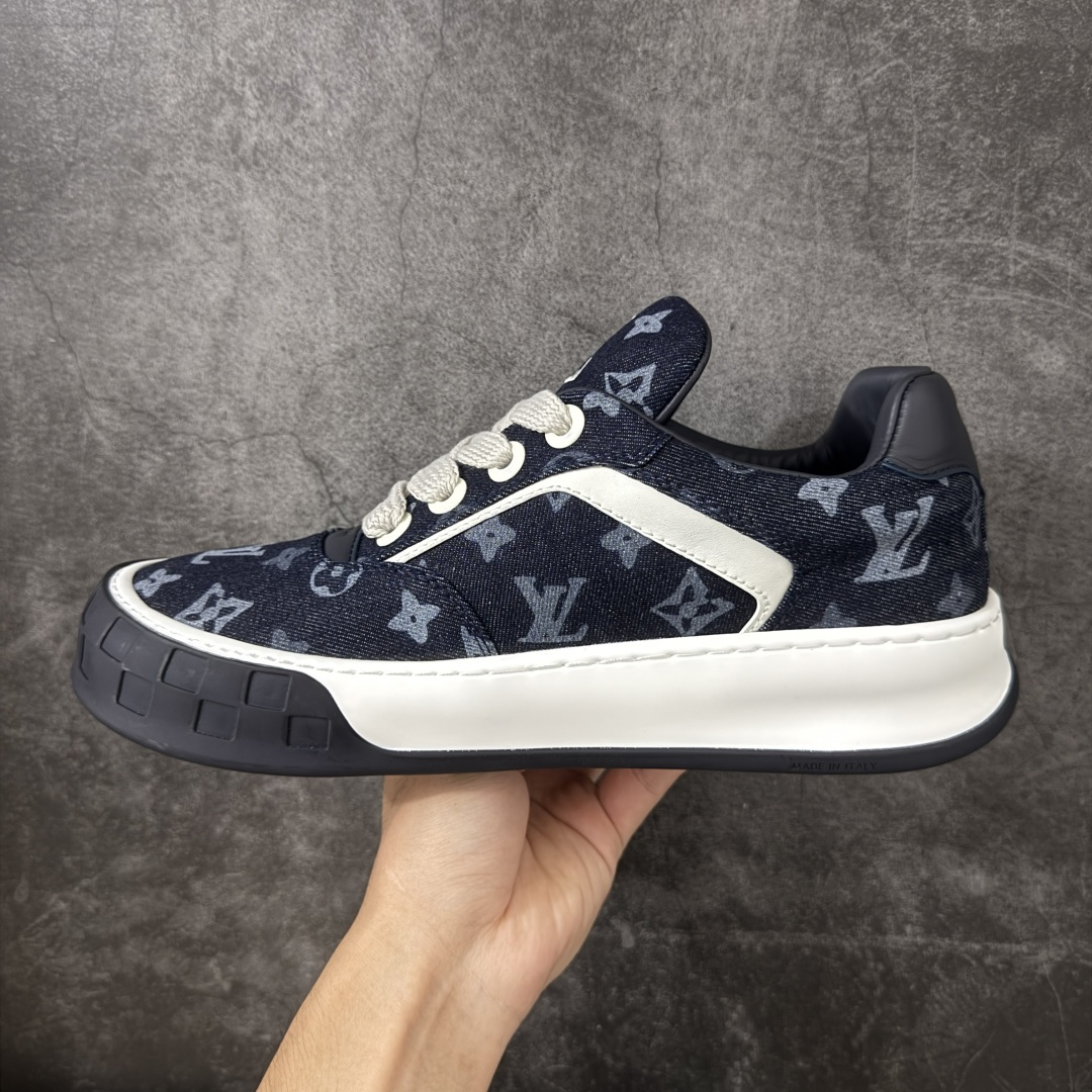 图片[2]-【广东礼盒版】LOUIS VUITTON Tilted 系列 LV饼干鞋｜2026 早春全新上架 LV 路易威登 Tilted Low Sneakers 倾斜系列低帮复古休闲运动板鞋 男鞋｜广东原产｜市售顶级版本 ✦ 升级原楦型开发纸版，鞋型更立体更正 ✦ Monogram 丹宁布鞋面，质感高级耐看 ✦ 鞋垫嵌入EVA软脚感物料，回弹舒适 ✦ 后跟耐弯折滴塑支撑片，稳定不塌 ✦ 全新开发TPR光泽组合隔色鞋底 ✦ LV组合 TPU 生胶底结构，行走稳、耐磨强 ✦ 原版购入开发 ✦ 厚实抽屉式礼品鞋盒 ✦ 原装包装说明书＋防尘布袋 ✦ 附送官方快递加固牛皮纸外盒 法国巴黎百年奢侈品牌 LOUIS VUITTON 路易威登 尺码：39 40 41 42 43 44 45-选品中心