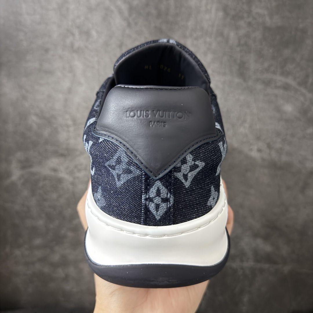 图片[4]-【广东礼盒版】LOUIS VUITTON Tilted 系列 LV饼干鞋｜2026 早春全新上架 LV 路易威登 Tilted Low Sneakers 倾斜系列低帮复古休闲运动板鞋 男鞋｜广东原产｜市售顶级版本 ✦ 升级原楦型开发纸版，鞋型更立体更正 ✦ Monogram 丹宁布鞋面，质感高级耐看 ✦ 鞋垫嵌入EVA软脚感物料，回弹舒适 ✦ 后跟耐弯折滴塑支撑片，稳定不塌 ✦ 全新开发TPR光泽组合隔色鞋底 ✦ LV组合 TPU 生胶底结构，行走稳、耐磨强 ✦ 原版购入开发 ✦ 厚实抽屉式礼品鞋盒 ✦ 原装包装说明书＋防尘布袋 ✦ 附送官方快递加固牛皮纸外盒 法国巴黎百年奢侈品牌 LOUIS VUITTON 路易威登 尺码：39 40 41 42 43 44 45-选品中心