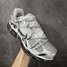 Nike V5 RNR 手工手绘涂鸦恶作剧 荒砾行者 HJ5228-102此款为人工手绘定制图案原版基于 Nike V5 RNR 手工手绘涂鸦恶作剧 荒砾行者 HJ5228-102此款为人工手绘定制图案原版基于