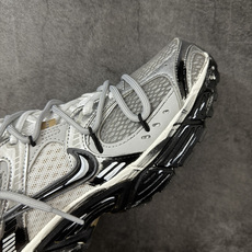 Nike V5 RNR 手工手绘涂鸦恶作剧 荒砾行者 HJ5228-102此款为人工手绘定制图案原版基于 Nike V5 RNR 手工手绘涂鸦恶作剧 荒砾行者 HJ5228-102此款为人工手绘定制图案原版基于