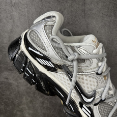 Nike V5 RNR 手工手绘涂鸦恶作剧 荒砾行者 HJ5228-102此款为人工手绘定制图案原版基于 Nike V5 RNR 手工手绘涂鸦恶作剧 荒砾行者 HJ5228-102此款为人工手绘定制图案原版基于
