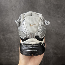 Nike V5 RNR 手工手绘涂鸦恶作剧 荒砾行者 HJ5228-102此款为人工手绘定制图案原版基于 Nike V5 RNR 手工手绘涂鸦恶作剧 荒砾行者 HJ5228-102此款为人工手绘定制图案原版基于