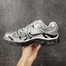 Nike V5 RNR 手工手绘涂鸦恶作剧 荒砾行者 HJ5228-102此款为人工手绘定制图案原版基于 Nike V5 RNR 手工手绘涂鸦恶作剧 荒砾行者 HJ5228-102此款为人工手绘定制图案原版基于