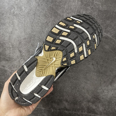 Nike V5 RNR 手工手绘涂鸦恶作剧 荒砾行者 HJ5228-102此款为人工手绘定制图案原版基于 Nike V5 RNR 手工手绘涂鸦恶作剧 荒砾行者 HJ5228-102此款为人工手绘定制图案原版基于