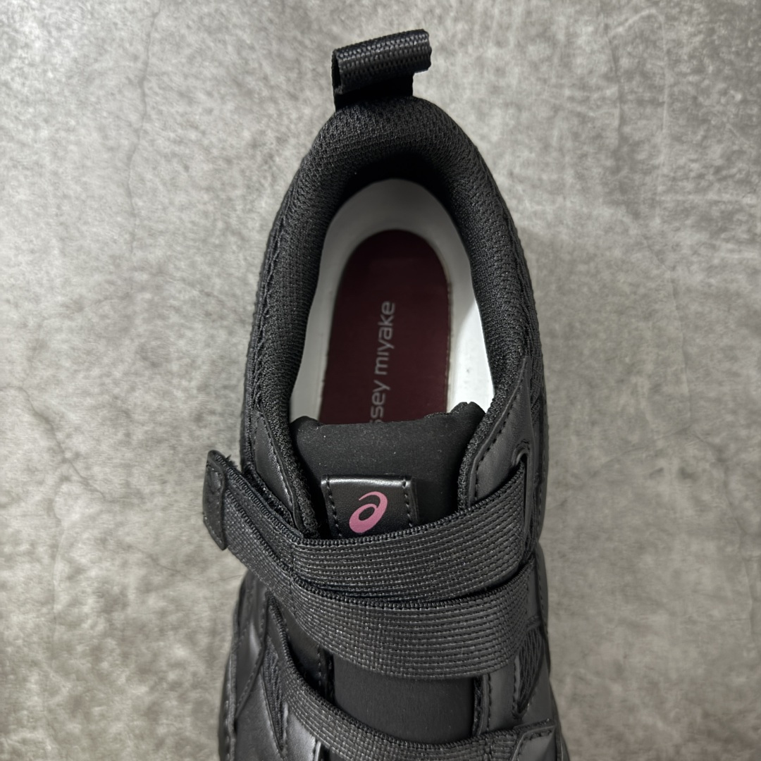 图片[8]-【原厂版】ASICS × ISSEY MIYAKE 亚瑟士三宅一生联名Hyper Taping魔术贴运动鞋 亚瑟士与三宅一生联名打造的低帮休闲运动鞋，通体全黑配色，融合亚瑟士运动机能基底与三宅一生解构极简设计，采用网布+亮面皮革拼接搭配双魔术贴绑带，是双方联名系列核心鞋款，兼顾专业运动脚感与先锋日式穿搭美学。 鞋面高弹透气蜂窝网布搭配亮面软质皮革分片拼接，皮革压印亚瑟士经典虎爪条纹，分层精密车线塑造立体结构；鞋身侧部印有浅粉色issey miyake品牌标识，双平行可调节魔术贴绑带替代传统鞋带，后跟配置同色系织带提拉环，穿脱便捷；鞋头皮革加固，圆头版型适配各类脚型。 内里与鞋垫：透气针织内衬，搭载亚瑟士专业缓震发泡鞋垫，均匀分散足底压力，长时间行走透气不闷脚。亚瑟士一体成型柔韧防滑橡胶薄底，底部分布环形防滑纹路，弯折形变能力优异，轻量化设计无负重，适配城市通勤、短途行走 尺码：36-46-选品中心
