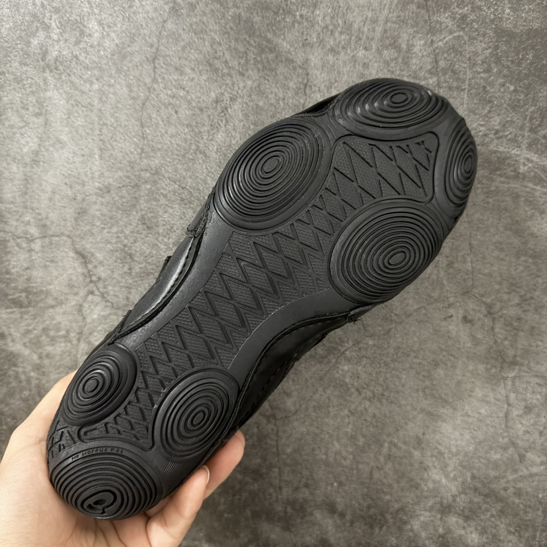 图片[9]-【原厂版】ASICS × ISSEY MIYAKE 亚瑟士三宅一生联名Hyper Taping魔术贴运动鞋 亚瑟士与三宅一生联名打造的低帮休闲运动鞋，通体全黑配色，融合亚瑟士运动机能基底与三宅一生解构极简设计，采用网布+亮面皮革拼接搭配双魔术贴绑带，是双方联名系列核心鞋款，兼顾专业运动脚感与先锋日式穿搭美学。 鞋面高弹透气蜂窝网布搭配亮面软质皮革分片拼接，皮革压印亚瑟士经典虎爪条纹，分层精密车线塑造立体结构；鞋身侧部印有浅粉色issey miyake品牌标识，双平行可调节魔术贴绑带替代传统鞋带，后跟配置同色系织带提拉环，穿脱便捷；鞋头皮革加固，圆头版型适配各类脚型。 内里与鞋垫：透气针织内衬，搭载亚瑟士专业缓震发泡鞋垫，均匀分散足底压力，长时间行走透气不闷脚。亚瑟士一体成型柔韧防滑橡胶薄底，底部分布环形防滑纹路，弯折形变能力优异，轻量化设计无负重，适配城市通勤、短途行走 尺码：36-46-选品中心