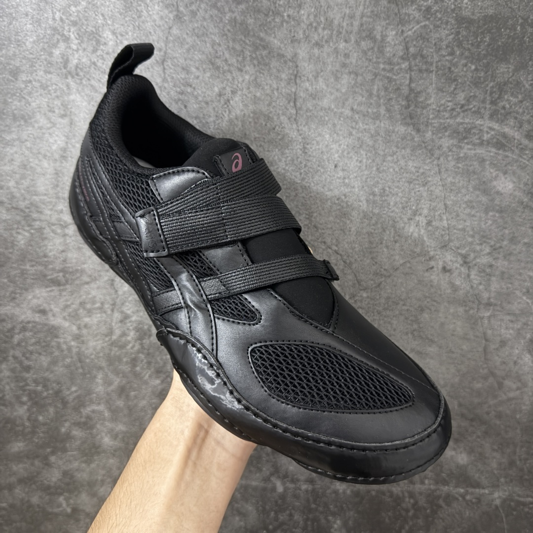 图片[3]-【原厂版】ASICS × ISSEY MIYAKE 亚瑟士三宅一生联名Hyper Taping魔术贴运动鞋 亚瑟士与三宅一生联名打造的低帮休闲运动鞋，通体全黑配色，融合亚瑟士运动机能基底与三宅一生解构极简设计，采用网布+亮面皮革拼接搭配双魔术贴绑带，是双方联名系列核心鞋款，兼顾专业运动脚感与先锋日式穿搭美学。 鞋面高弹透气蜂窝网布搭配亮面软质皮革分片拼接，皮革压印亚瑟士经典虎爪条纹，分层精密车线塑造立体结构；鞋身侧部印有浅粉色issey miyake品牌标识，双平行可调节魔术贴绑带替代传统鞋带，后跟配置同色系织带提拉环，穿脱便捷；鞋头皮革加固，圆头版型适配各类脚型。 内里与鞋垫：透气针织内衬，搭载亚瑟士专业缓震发泡鞋垫，均匀分散足底压力，长时间行走透气不闷脚。亚瑟士一体成型柔韧防滑橡胶薄底，底部分布环形防滑纹路，弯折形变能力优异，轻量化设计无负重，适配城市通勤、短途行走 尺码：36-46-选品中心