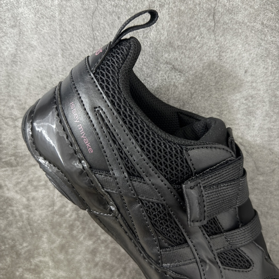 图片[7]-【原厂版】ASICS × ISSEY MIYAKE 亚瑟士三宅一生联名Hyper Taping魔术贴运动鞋 亚瑟士与三宅一生联名打造的低帮休闲运动鞋，通体全黑配色，融合亚瑟士运动机能基底与三宅一生解构极简设计，采用网布+亮面皮革拼接搭配双魔术贴绑带，是双方联名系列核心鞋款，兼顾专业运动脚感与先锋日式穿搭美学。 鞋面高弹透气蜂窝网布搭配亮面软质皮革分片拼接，皮革压印亚瑟士经典虎爪条纹，分层精密车线塑造立体结构；鞋身侧部印有浅粉色issey miyake品牌标识，双平行可调节魔术贴绑带替代传统鞋带，后跟配置同色系织带提拉环，穿脱便捷；鞋头皮革加固，圆头版型适配各类脚型。 内里与鞋垫：透气针织内衬，搭载亚瑟士专业缓震发泡鞋垫，均匀分散足底压力，长时间行走透气不闷脚。亚瑟士一体成型柔韧防滑橡胶薄底，底部分布环形防滑纹路，弯折形变能力优异，轻量化设计无负重，适配城市通勤、短途行走 尺码：36-46-选品中心