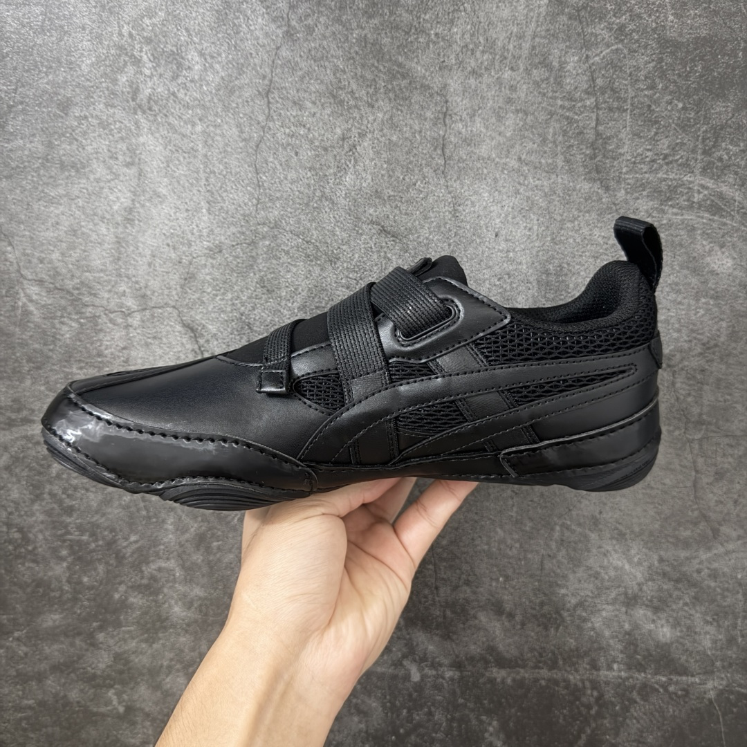 图片[2]-【原厂版】ASICS × ISSEY MIYAKE 亚瑟士三宅一生联名Hyper Taping魔术贴运动鞋 亚瑟士与三宅一生联名打造的低帮休闲运动鞋，通体全黑配色，融合亚瑟士运动机能基底与三宅一生解构极简设计，采用网布+亮面皮革拼接搭配双魔术贴绑带，是双方联名系列核心鞋款，兼顾专业运动脚感与先锋日式穿搭美学。 鞋面高弹透气蜂窝网布搭配亮面软质皮革分片拼接，皮革压印亚瑟士经典虎爪条纹，分层精密车线塑造立体结构；鞋身侧部印有浅粉色issey miyake品牌标识，双平行可调节魔术贴绑带替代传统鞋带，后跟配置同色系织带提拉环，穿脱便捷；鞋头皮革加固，圆头版型适配各类脚型。 内里与鞋垫：透气针织内衬，搭载亚瑟士专业缓震发泡鞋垫，均匀分散足底压力，长时间行走透气不闷脚。亚瑟士一体成型柔韧防滑橡胶薄底，底部分布环形防滑纹路，弯折形变能力优异，轻量化设计无负重，适配城市通勤、短途行走 尺码：36-46-选品中心