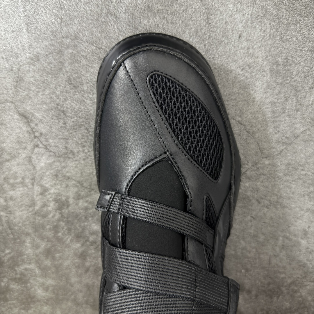图片[5]-【原厂版】ASICS × ISSEY MIYAKE 亚瑟士三宅一生联名Hyper Taping魔术贴运动鞋 亚瑟士与三宅一生联名打造的低帮休闲运动鞋，通体全黑配色，融合亚瑟士运动机能基底与三宅一生解构极简设计，采用网布+亮面皮革拼接搭配双魔术贴绑带，是双方联名系列核心鞋款，兼顾专业运动脚感与先锋日式穿搭美学。 鞋面高弹透气蜂窝网布搭配亮面软质皮革分片拼接，皮革压印亚瑟士经典虎爪条纹，分层精密车线塑造立体结构；鞋身侧部印有浅粉色issey miyake品牌标识，双平行可调节魔术贴绑带替代传统鞋带，后跟配置同色系织带提拉环，穿脱便捷；鞋头皮革加固，圆头版型适配各类脚型。 内里与鞋垫：透气针织内衬，搭载亚瑟士专业缓震发泡鞋垫，均匀分散足底压力，长时间行走透气不闷脚。亚瑟士一体成型柔韧防滑橡胶薄底，底部分布环形防滑纹路，弯折形变能力优异，轻量化设计无负重，适配城市通勤、短途行走 尺码：36-46-选品中心