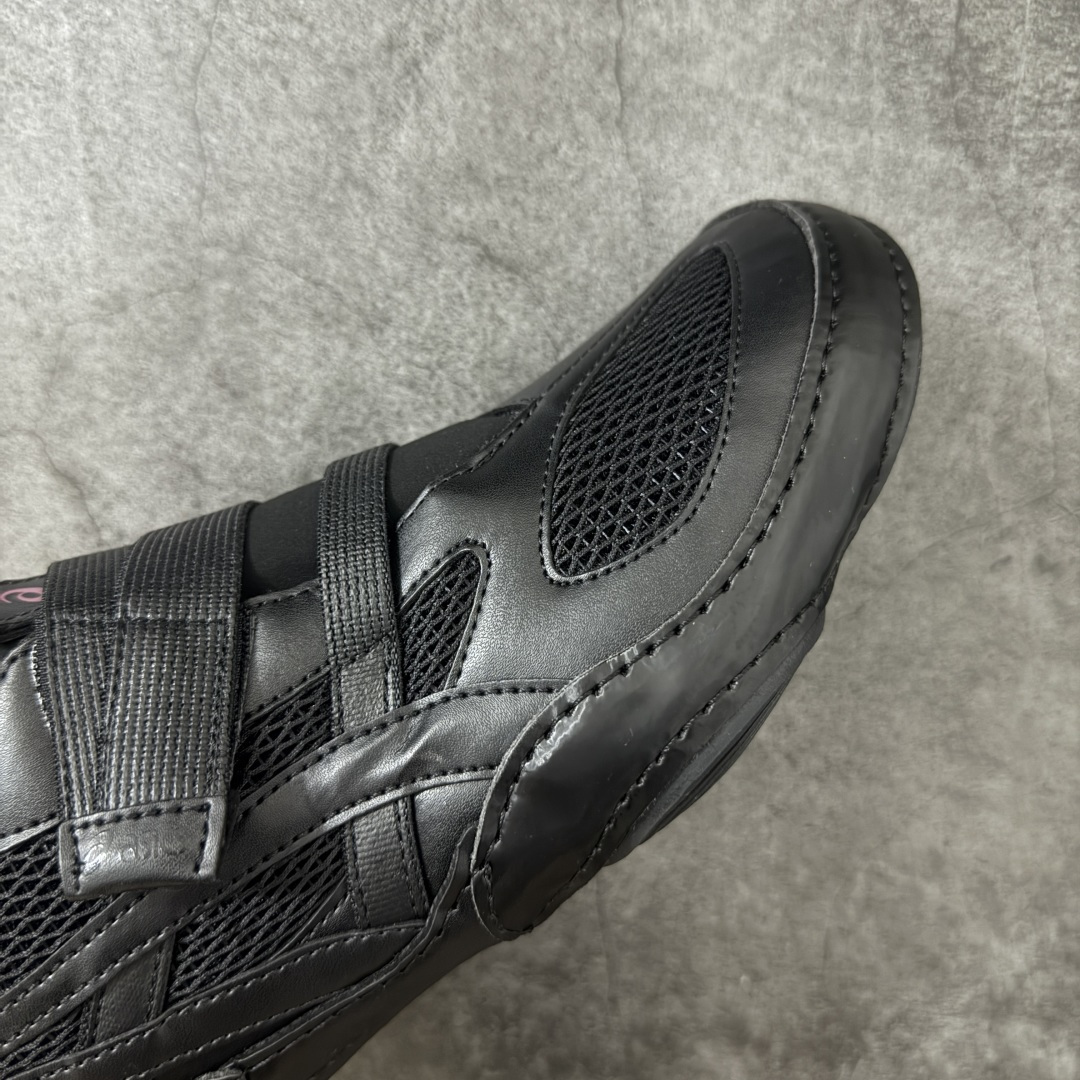 图片[6]-【原厂版】ASICS × ISSEY MIYAKE 亚瑟士三宅一生联名Hyper Taping魔术贴运动鞋 亚瑟士与三宅一生联名打造的低帮休闲运动鞋，通体全黑配色，融合亚瑟士运动机能基底与三宅一生解构极简设计，采用网布+亮面皮革拼接搭配双魔术贴绑带，是双方联名系列核心鞋款，兼顾专业运动脚感与先锋日式穿搭美学。 鞋面高弹透气蜂窝网布搭配亮面软质皮革分片拼接，皮革压印亚瑟士经典虎爪条纹，分层精密车线塑造立体结构；鞋身侧部印有浅粉色issey miyake品牌标识，双平行可调节魔术贴绑带替代传统鞋带，后跟配置同色系织带提拉环，穿脱便捷；鞋头皮革加固，圆头版型适配各类脚型。 内里与鞋垫：透气针织内衬，搭载亚瑟士专业缓震发泡鞋垫，均匀分散足底压力，长时间行走透气不闷脚。亚瑟士一体成型柔韧防滑橡胶薄底，底部分布环形防滑纹路，弯折形变能力优异，轻量化设计无负重，适配城市通勤、短途行走 尺码：36-46-选品中心