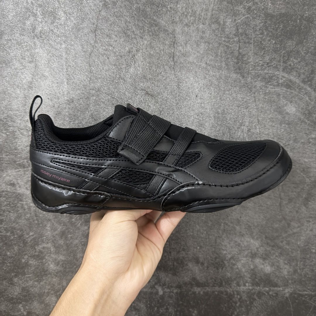 【原厂版】ASICS × ISSEY MIYAKE 亚瑟士三宅一生联名Hyper Taping魔术贴运动鞋 亚瑟士与三宅一生联名打造的低帮休闲运动鞋,通体全黑配色,融合亚瑟士运动机能基底与三宅一生解构极简设计,采用网布+亮面皮革拼接搭配双魔术贴绑带,是双方联名系列核心鞋款,兼顾专业运动脚感与先锋日式穿搭美学。 鞋面高弹透气蜂窝网布搭配亮面软质皮革分片拼接,皮革压印亚瑟士经典虎爪条纹,分层精密车线塑造立体结构;鞋身侧部印有浅粉色issey miyake品牌标识,双平行可调节魔术贴绑带替代传统鞋带,后跟配置同色系织带提拉环,穿脱便捷;鞋头皮革加固,圆头版型适配各类脚型。 内里与鞋垫:透气针织内衬,搭载亚瑟士专业缓震发泡鞋垫,均匀分散足底压力,长时间行走透气不闷脚。亚瑟士一体成型柔韧防滑橡胶薄底,底部分布环形防滑纹路,弯折形变能力优异,轻量化设计无负重,适配城市通勤、短途行走 尺码:36-46-选品中心
