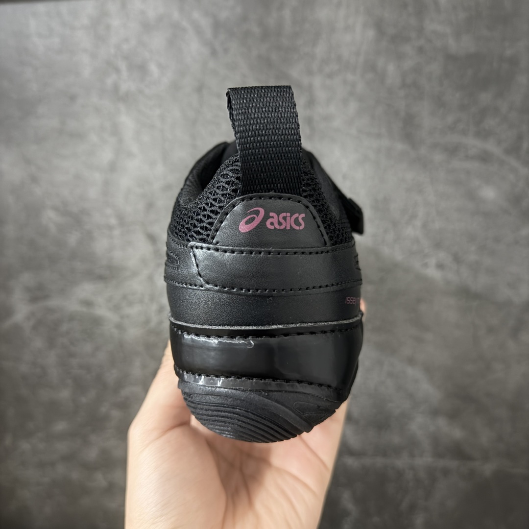 图片[4]-【原厂版】ASICS × ISSEY MIYAKE 亚瑟士三宅一生联名Hyper Taping魔术贴运动鞋 亚瑟士与三宅一生联名打造的低帮休闲运动鞋，通体全黑配色，融合亚瑟士运动机能基底与三宅一生解构极简设计，采用网布+亮面皮革拼接搭配双魔术贴绑带，是双方联名系列核心鞋款，兼顾专业运动脚感与先锋日式穿搭美学。 鞋面高弹透气蜂窝网布搭配亮面软质皮革分片拼接，皮革压印亚瑟士经典虎爪条纹，分层精密车线塑造立体结构；鞋身侧部印有浅粉色issey miyake品牌标识，双平行可调节魔术贴绑带替代传统鞋带，后跟配置同色系织带提拉环，穿脱便捷；鞋头皮革加固，圆头版型适配各类脚型。 内里与鞋垫：透气针织内衬，搭载亚瑟士专业缓震发泡鞋垫，均匀分散足底压力，长时间行走透气不闷脚。亚瑟士一体成型柔韧防滑橡胶薄底，底部分布环形防滑纹路，弯折形变能力优异，轻量化设计无负重，适配城市通勤、短途行走 尺码：36-46-选品中心