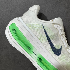 Nike VOMERO PREMIUM 耐克 舒适减震防滑 低帮跑步鞋全掌ReactX泡绵中底 前掌和后 Nike VOMERO PREMIUM 耐克 舒适减震防滑 低帮跑步鞋全掌ReactX泡绵中底 前掌和后