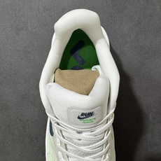 Nike VOMERO PREMIUM 耐克 舒适减震防滑 低帮跑步鞋全掌ReactX泡绵中底 前掌和后 Nike VOMERO PREMIUM 耐克 舒适减震防滑 低帮跑步鞋全掌ReactX泡绵中底 前掌和后