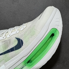Nike VOMERO PREMIUM 耐克 舒适减震防滑 低帮跑步鞋全掌ReactX泡绵中底 前掌和后 Nike VOMERO PREMIUM 耐克 舒适减震防滑 低帮跑步鞋全掌ReactX泡绵中底 前掌和后