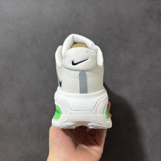 Nike VOMERO PREMIUM 耐克 舒适减震防滑 低帮跑步鞋全掌ReactX泡绵中底 前掌和后 Nike VOMERO PREMIUM 耐克 舒适减震防滑 低帮跑步鞋全掌ReactX泡绵中底 前掌和后