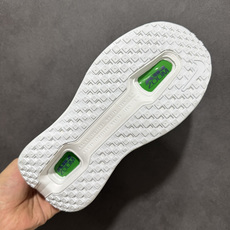 Nike VOMERO PREMIUM 耐克 舒适减震防滑 低帮跑步鞋全掌ReactX泡绵中底 前掌和后 Nike VOMERO PREMIUM 耐克 舒适减震防滑 低帮跑步鞋全掌ReactX泡绵中底 前掌和后