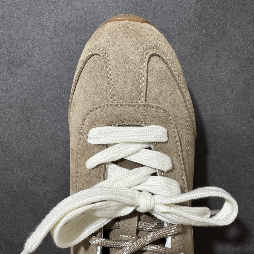 美国知名瑜伽品牌 Alo Yoga Launches Mule Sneaker 发动系列低帮阿甘T头薄底