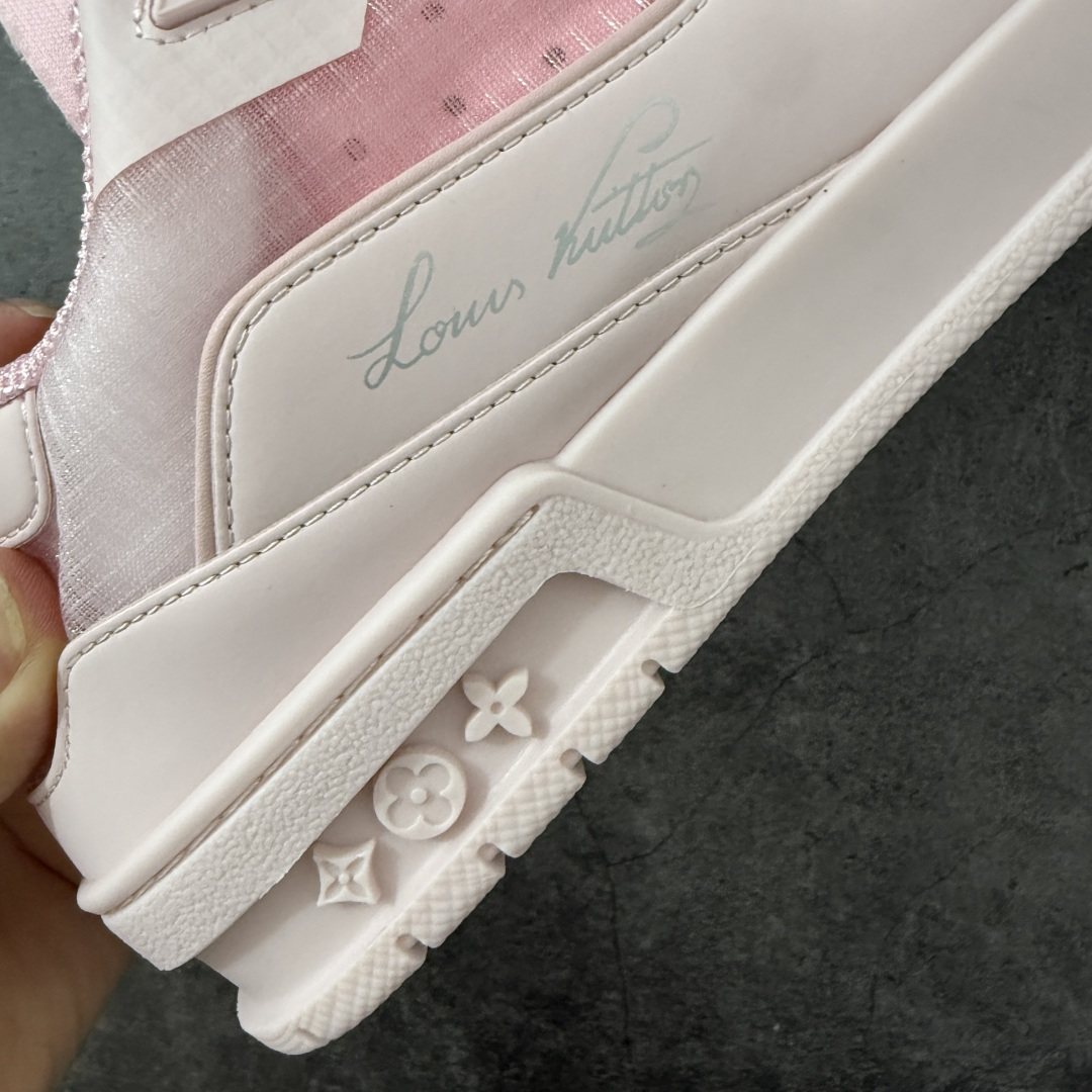 图片[4]-【YS纯原】广奢高端货–唯一正确版本 LOUIS VUITTON Tilted 系列｜2026 全新上架 透气系列 LV 路易威登 Tilted Low Sneakers 倾斜系列低帮复古休闲运动板鞋 男鞋｜广东原产｜市售顶级版本 ✦ 升级原楦型开发纸版，鞋型更立体更正 ✦ Monogram 丹宁布鞋面，质感高级耐看 ✦ 鞋垫嵌入EVA软脚感物料，回弹舒适 ✦ 后跟耐弯折滴塑支撑片，稳定不塌 ✦ 全新开发TPR光泽组合隔色鞋底 ✦ LV组合 TPU 生胶底结构，行走稳、耐磨强 ✦ 原版购入开发 ✦ 厚实抽屉式礼品鞋盒 ✦ 原装包装说明书＋防尘布袋 ✦ 附送官方快递加固牛皮 尺码：粉色36-42-选品中心