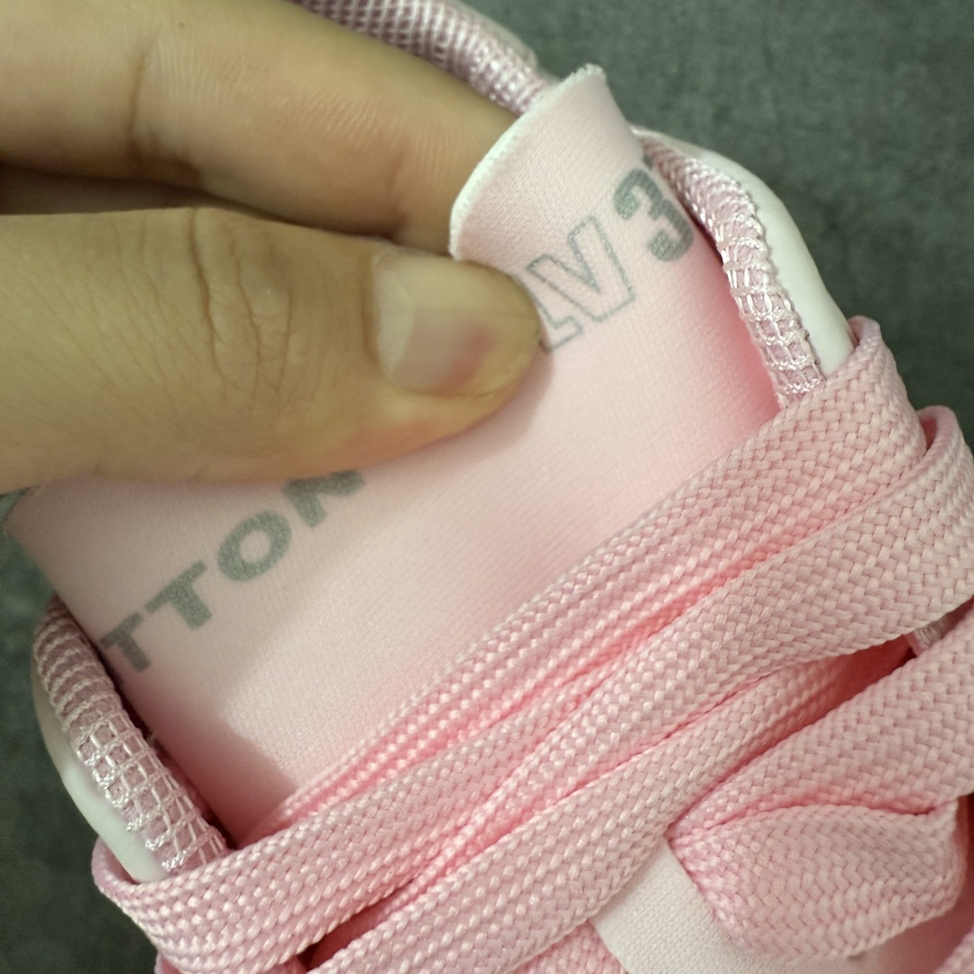 图片[6]-【YS纯原】广奢高端货–唯一正确版本 LOUIS VUITTON Tilted 系列｜2026 全新上架 透气系列 LV 路易威登 Tilted Low Sneakers 倾斜系列低帮复古休闲运动板鞋 男鞋｜广东原产｜市售顶级版本 ✦ 升级原楦型开发纸版，鞋型更立体更正 ✦ Monogram 丹宁布鞋面，质感高级耐看 ✦ 鞋垫嵌入EVA软脚感物料，回弹舒适 ✦ 后跟耐弯折滴塑支撑片，稳定不塌 ✦ 全新开发TPR光泽组合隔色鞋底 ✦ LV组合 TPU 生胶底结构，行走稳、耐磨强 ✦ 原版购入开发 ✦ 厚实抽屉式礼品鞋盒 ✦ 原装包装说明书＋防尘布袋 ✦ 附送官方快递加固牛皮 尺码：粉色36-42-选品中心