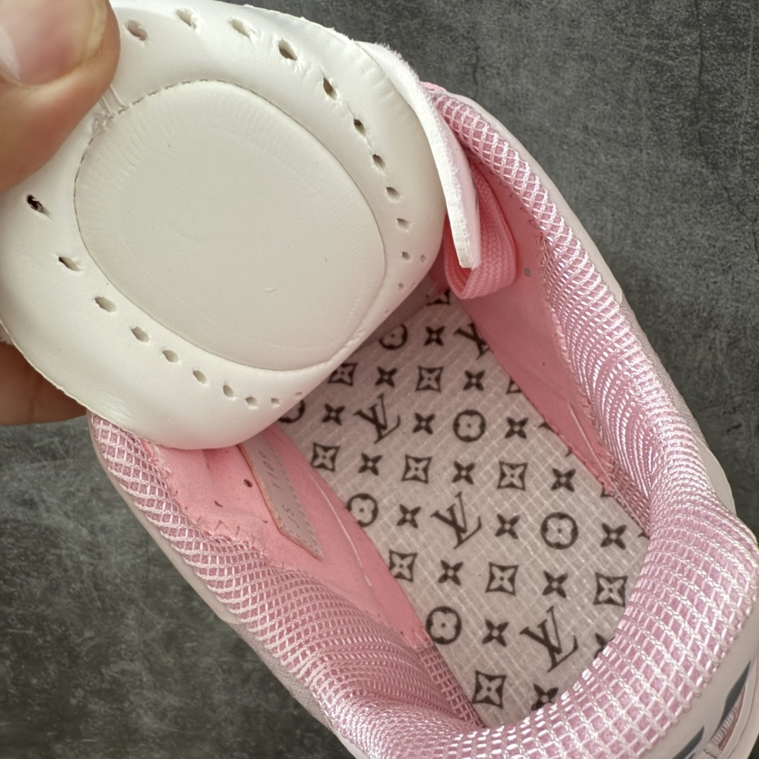 图片[9]-【YS纯原】广奢高端货–唯一正确版本 LOUIS VUITTON Tilted 系列｜2026 全新上架 透气系列 LV 路易威登 Tilted Low Sneakers 倾斜系列低帮复古休闲运动板鞋 男鞋｜广东原产｜市售顶级版本 ✦ 升级原楦型开发纸版，鞋型更立体更正 ✦ Monogram 丹宁布鞋面，质感高级耐看 ✦ 鞋垫嵌入EVA软脚感物料，回弹舒适 ✦ 后跟耐弯折滴塑支撑片，稳定不塌 ✦ 全新开发TPR光泽组合隔色鞋底 ✦ LV组合 TPU 生胶底结构，行走稳、耐磨强 ✦ 原版购入开发 ✦ 厚实抽屉式礼品鞋盒 ✦ 原装包装说明书＋防尘布袋 ✦ 附送官方快递加固牛皮 尺码：粉色36-42-选品中心