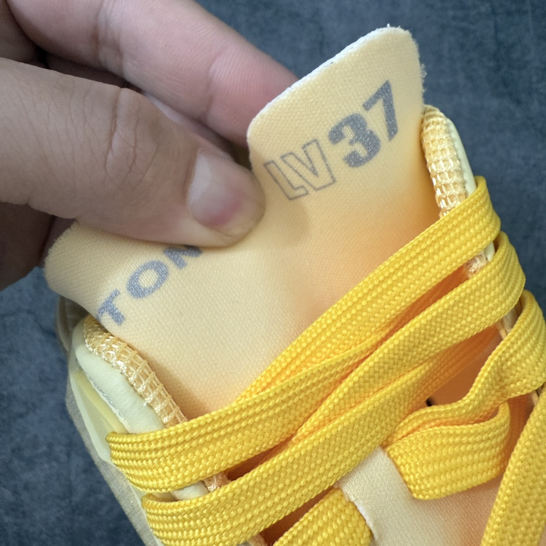 图片[5]-【YS纯原】广奢高端货–唯一正确版本 LOUIS VUITTON Tilted 系列｜2026 全新上架 透气系列 LV 路易威登 Tilted Low Sneakers 倾斜系列低帮复古休闲运动板鞋 男鞋｜广东原产｜市售顶级版本 ✦ 升级原楦型开发纸版，鞋型更立体更正 ✦ Monogram 丹宁布鞋面，质感高级耐看 ✦ 鞋垫嵌入EVA软脚感物料，回弹舒适 ✦ 后跟耐弯折滴塑支撑片，稳定不塌 ✦ 全新开发TPR光泽组合隔色鞋底 ✦ LV组合 TPU 生胶底结构，行走稳、耐磨强 ✦ 原版购入开发 ✦ 厚实抽屉式礼品鞋盒 ✦ 原装包装说明书＋防尘布袋 ✦ 附送官方快递加固牛皮 尺码：36-45-选品中心