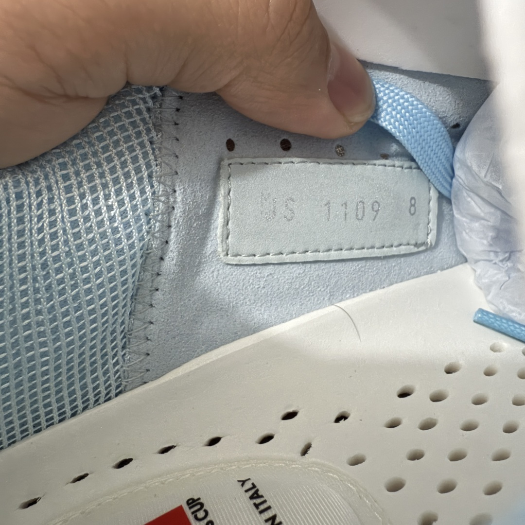 图片[7]-【YS纯原】广奢高端货–唯一正确版本 LOUIS VUITTON Tilted 系列｜2026 全新上架 透气系列 LV 路易威登 Tilted Low Sneakers 倾斜系列低帮复古休闲运动板鞋 男鞋｜广东原产｜市售顶级版本 ✦ 升级原楦型开发纸版，鞋型更立体更正 ✦ Monogram 丹宁布鞋面，质感高级耐看 ✦ 鞋垫嵌入EVA软脚感物料，回弹舒适 ✦ 后跟耐弯折滴塑支撑片，稳定不塌 ✦ 全新开发TPR光泽组合隔色鞋底 ✦ LV组合 TPU 生胶底结构，行走稳、耐磨强 ✦ 原版购入开发 ✦ 厚实抽屉式礼品鞋盒 ✦ 原装包装说明书＋防尘布袋 ✦ 附送官方快递加固牛皮 尺码：36-45-选品中心