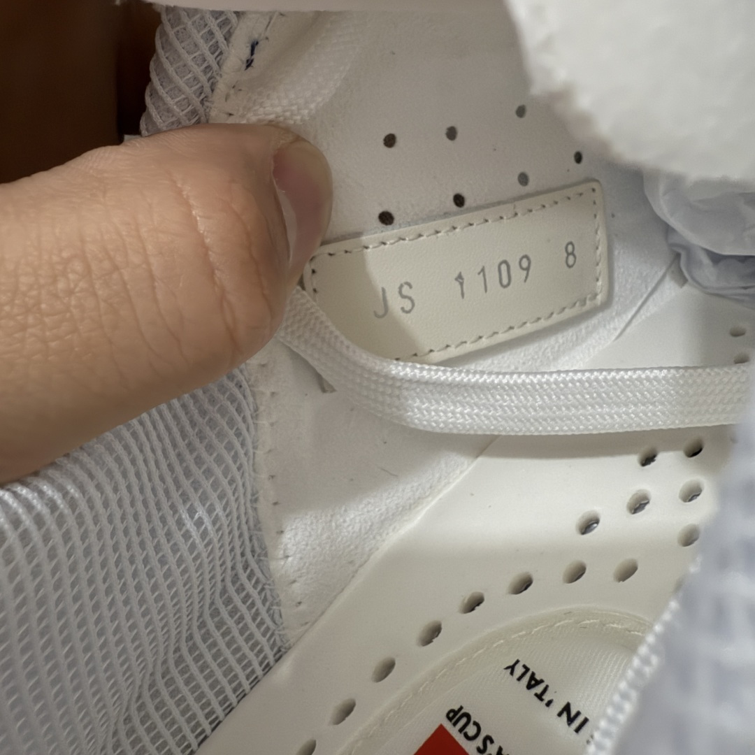 图片[7]-【YS纯原】广奢高端货–唯一正确版本 LOUIS VUITTON Tilted 系列｜2026 全新上架 透气系列 LV 路易威登 Tilted Low Sneakers 倾斜系列低帮复古休闲运动板鞋 男鞋｜广东原产｜市售顶级版本 ✦ 升级原楦型开发纸版，鞋型更立体更正 ✦ Monogram 丹宁布鞋面，质感高级耐看 ✦ 鞋垫嵌入EVA软脚感物料，回弹舒适 ✦ 后跟耐弯折滴塑支撑片，稳定不塌 ✦ 全新开发TPR光泽组合隔色鞋底 ✦ LV组合 TPU 生胶底结构，行走稳、耐磨强 ✦ 原版购入开发 ✦ 厚实抽屉式礼品鞋盒 ✦ 原装包装说明书＋防尘布袋 ✦ 附送官方快递加固牛皮 尺码：36-45-选品中心
