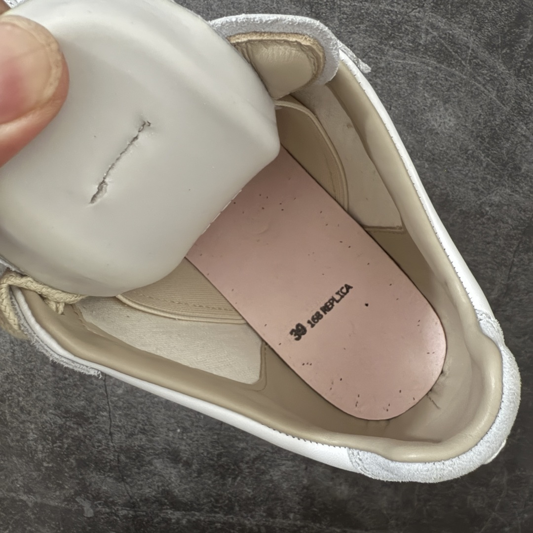 图片[10]-【莞产G纯原】Maison Margiela Calfskin Replica MM6 马吉拉复古低帮时尚德训鞋 高端零售专供批次 全套原楦原纸板原厂数据开发 全鞋荧光划线卡点 胶水把控整洁度追求极致完美 多重QC质检 超越公司货的品控标准 实实在在的免检产品 原盒原配防尘袋购物卡 全网唯一正确0-23数字排版 一比一间距字体 内里全头层小羊皮 原版防滑鞋底设计 灰色翻毛牛皮 白色细纹贝利头层皮 依照原版逐帧开发 原装淡粉纸板中底带编号钢印 尺码：36-46无半码-选品中心