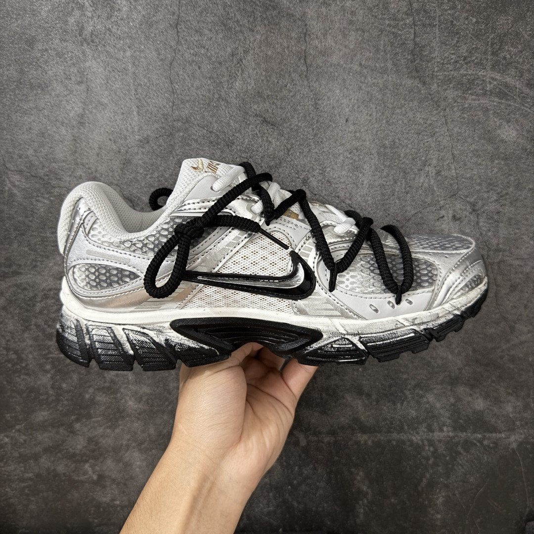 【手绘定制版】Nike V5 RNR 手工手绘涂鸦恶作剧 荒砾行者 HJ5228-102 此款为人工手绘定制图案 原版基于Nike RNR 修改款 加以创意定制 完美品质做工 个性十足 原厂原档案数据开发 原盒包装 尺码:36-45带半码-选品中心