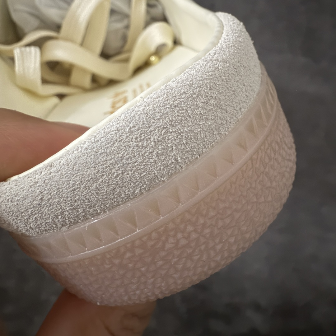 图片[2]-【Top纯原】桑巴德训拖鞋一脚蹬 adidas originals Samba OG MULE 包头拖鞋 KH7719 浅米色 口碑大厂出品 品控大底版型不断改良更新 全套原纸板楦头开发 确保原汁原味 完美呈现桑巴版型 一比一鞋头弧度高度鞋身弧度 原厂头层皮料 细节品控鞋型随意对比 正确烫金高频细节 独家私模橡胶大底 原盒原配 尺码：36 36.5 37.5 38 38.5 39 40 40.5 41 42 42.5 43 44 44.5 45-选品中心