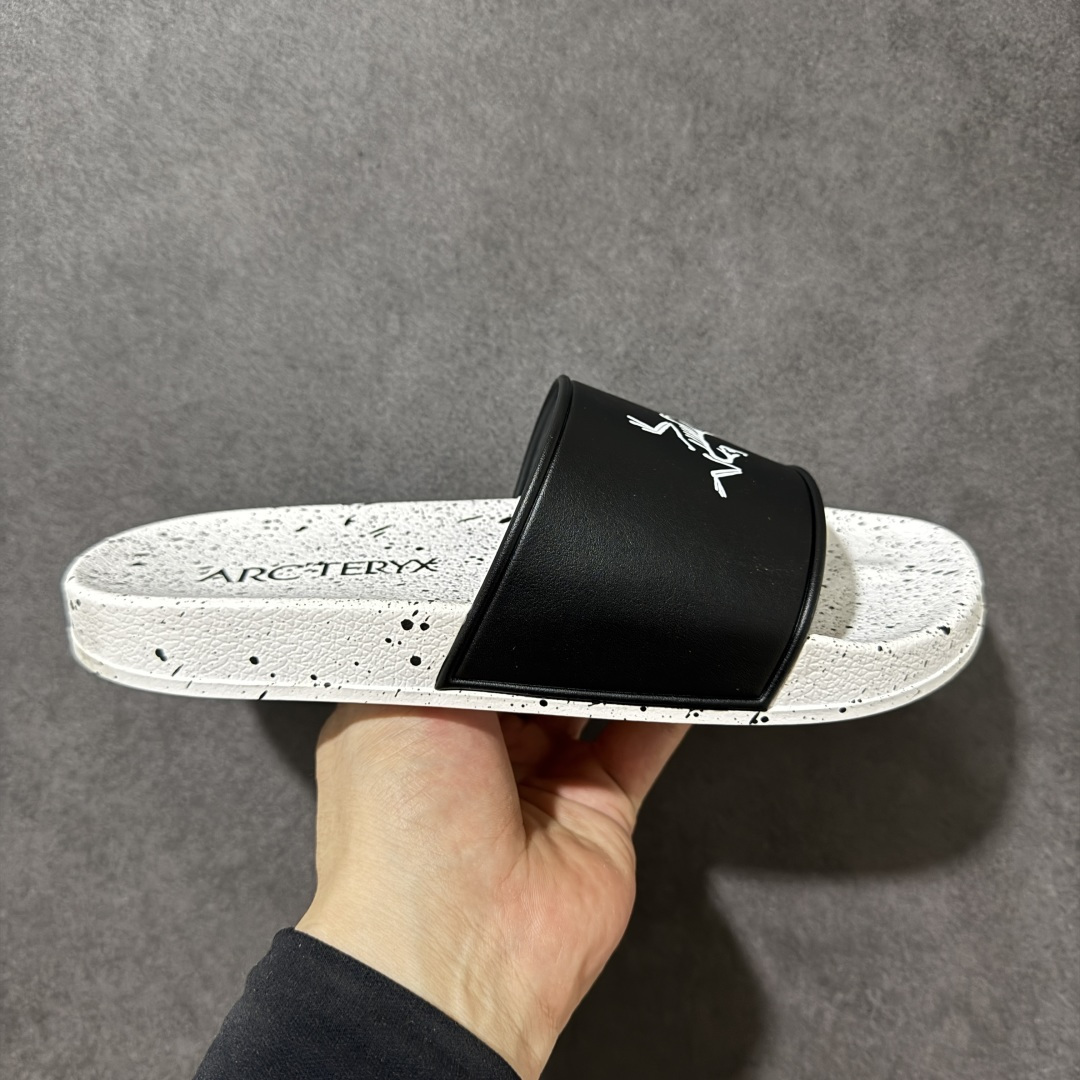 【公司级】Arcteryx Slipper PRO M 始祖鸟一字拖鞋 泼墨街头潮牌沙滩拖鞋 中底设计提供更佳支撑和舒适感受 一片式鞋面搭配加厚衬里 贴合脚面 给予舒适脚感 进口天然橡胶大底 超舒适顶级脚感 纳米纹防滑内底 防滑吸盘鞋底 踩浓浓屎感 秒杀市面一切版本 货号: 0772183363 尺码:36 37 38 39 40 41 42 43 44 45 编码: FJA170180-选品中心