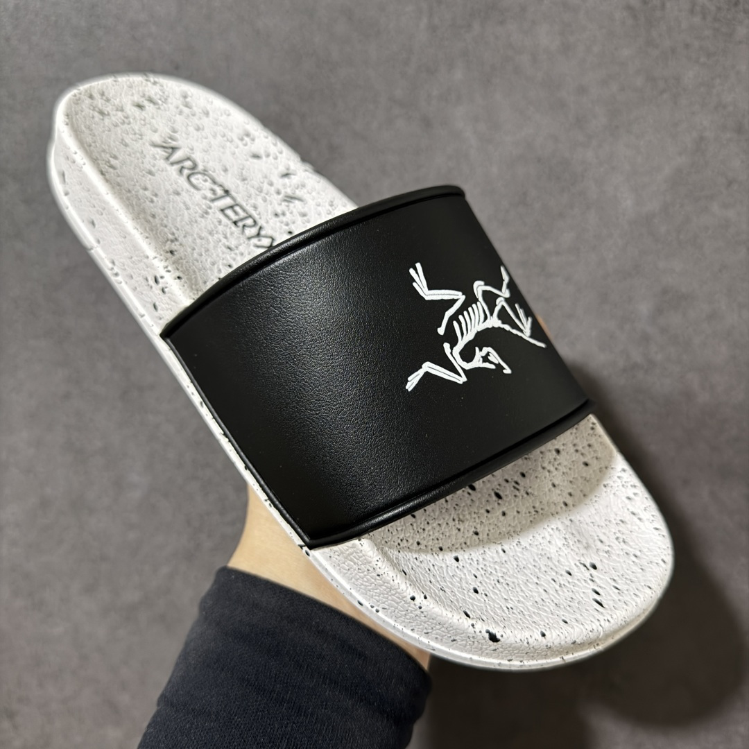 图片[3]-【公司级】Arcteryx Slipper PRO M 始祖鸟一字拖鞋 泼墨街头潮牌沙滩拖鞋 中底设计提供更佳支撑和舒适感受 一片式鞋面搭配加厚衬里 贴合脚面 给予舒适脚感 进口天然橡胶大底 超舒适顶级脚感 纳米纹防滑内底 防滑吸盘鞋底 踩浓浓屎感 秒杀市面一切版本 货号： 0772183363 尺码：36 37 38 39 40 41 42 43 44 45 编码： FJA170180-选品中心