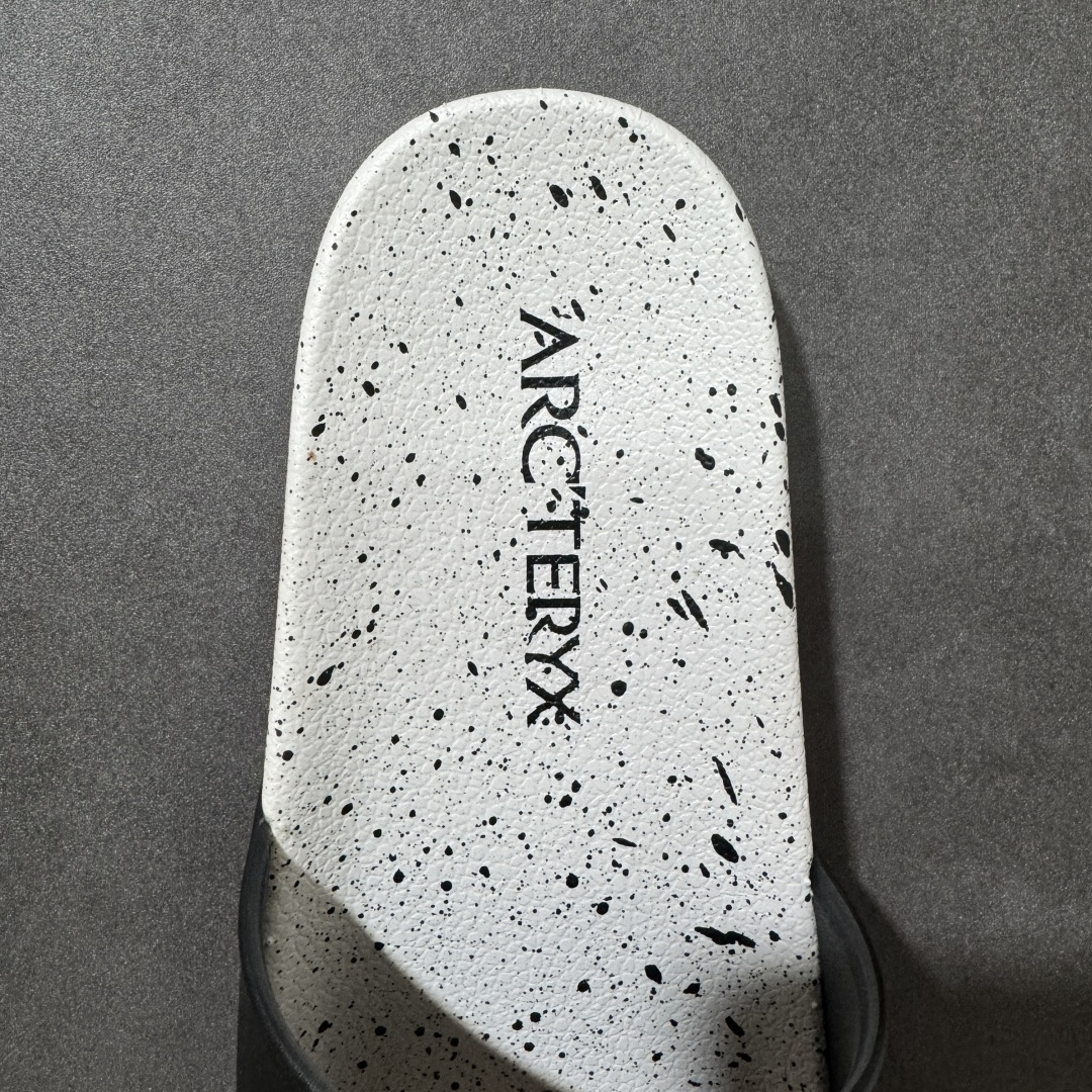 图片[7]-【公司级】Arcteryx Slipper PRO M 始祖鸟一字拖鞋 泼墨街头潮牌沙滩拖鞋 中底设计提供更佳支撑和舒适感受 一片式鞋面搭配加厚衬里 贴合脚面 给予舒适脚感 进口天然橡胶大底 超舒适顶级脚感 纳米纹防滑内底 防滑吸盘鞋底 踩浓浓屎感 秒杀市面一切版本 货号： 0772183363 尺码：36 37 38 39 40 41 42 43 44 45 编码： FJA170180-选品中心