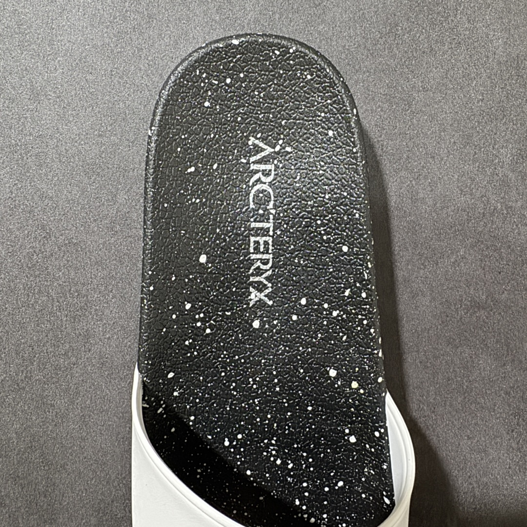 图片[7]-【公司级】Arcteryx Slipper PRO M 始祖鸟一字拖鞋 泼墨街头潮牌沙滩拖鞋 中底设计提供更佳支撑和舒适感受 一片式鞋面搭配加厚衬里 贴合脚面 给予舒适脚感 进口天然橡胶大底 超舒适顶级脚感 纳米纹防滑内底 防滑吸盘鞋底 踩浓浓屎感 秒杀市面一切版本 货号： 0772183363 尺码：36 37 38 39 40 41 42 43 44 45 编码： FJA170180-选品中心